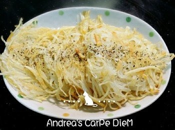 step5: 盛盤後,可以撒上些許胡椒或是義大利香料~就可享用香酥美味的馬鈴薯餅喔~