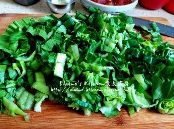 step8: 小棠菜加少許鹽 , 用水浸過面靜待10分鐘後沖洗乾淨再切碎