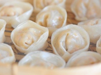 step4: 在鑊中燒開一煲滾水，放上蒸架或蒸籠，放入餃子用大火蒸至熟透，大約需時10分鐘