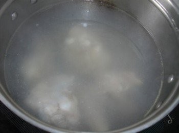 step5: 鍋中放入大棒骨，加入足量的水，大火燒開，小火燉1-2小時。