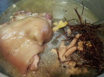 step5: 大火煲起水滾後計, 再轉中細火煲 2-1/2 小時 , 取出豬手備用 , 之後滾多 5 分鐘熄火不要再開蓋焗 30 分鐘 , 飲用前再大火滾起便可飲用