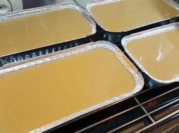 step5: 在盆中掃上少許油，將粉槳倒入盆中，