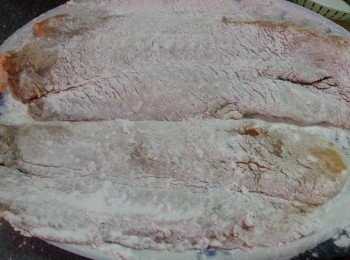 step5: 光波爐用220c預熱約2分鍾,用高架,將醃好的龍脷柳魚沾滿生粉(此動作必須於入爐前做)