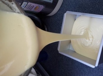 step8: 將拌好的麵糊由高处倒入活底模中