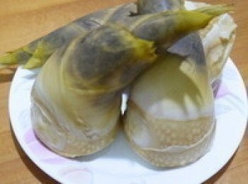 step2: 綠竹筍放入鍋子，水要蓋過筍子的高度約一公分，冷水就要入鍋，等水滾開後關到最小火，依大小顆的綠竹筍來決定時間，一斤綠竹筍如果有2顆，那烹煮時間約40分鐘，我買的約12兩重所以用60分鐘來烹煮