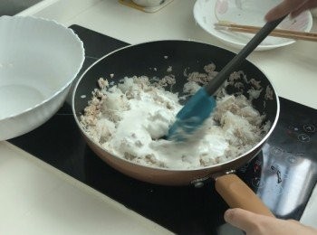 step9: 倒入米漿，炒勻全部材料至黏在一起