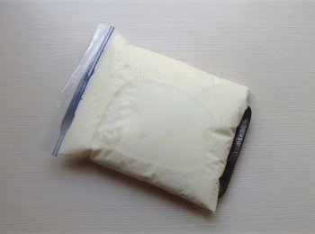 step2: 將yogurt倒入冷凍袋，放入冰箱冷凍成固態狀(約2-3小時)。
