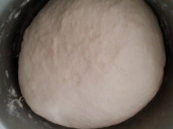 step1: A料除橄欖油之外以筷子成團,再加入橄欖油揉成光滑麵糰 加蓋放置40分發校至兩倍大