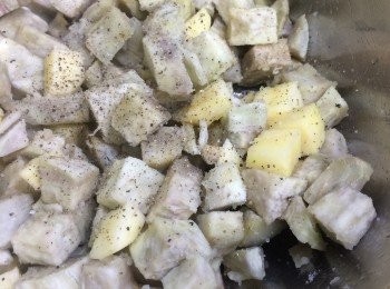 step3: 蘋果切粒，放入碗中加入檸檬拌勻。