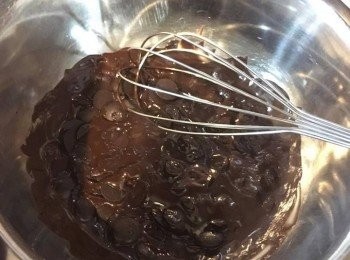 step3: 用鍋將清水煮滾後熄火，把朱古力粒倒入碗中坐熱至完全溶化