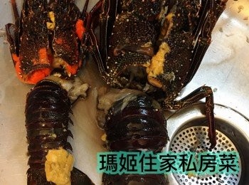 step2: 龍蝦用筷子喺尾裏面放尿👉🏻然後斬件