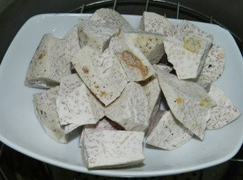 step1: 芋頭去皮切塊，用一杯半的水蒸熟