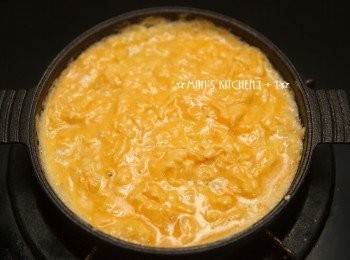 step5: 一邊加熱，一邊利用筷子攪拌蛋液至半熟後，再將炒好的炒飯倒入。
