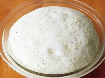 step6: 讓麵團發酵膨脹至2倍的大小即可。將麵團置於撒有手粉〈高筋麵粉．分量外〉的作業台上。