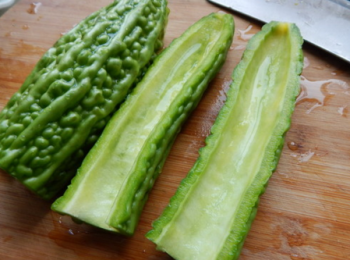 step4: 苦瓜洗淨去心，切塊。