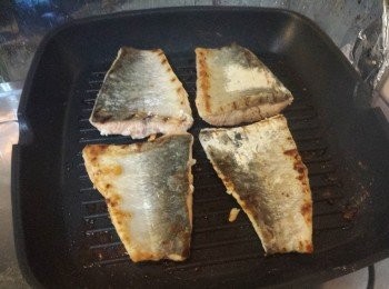 step5: 下鑊將魚煎至稍硬即可反轉煎另一面至熟透。