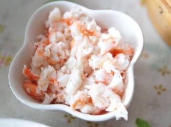 step1: 先將蝦子去殼挑沙筋後川燙剁成碎碎的