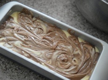 step5: 用刀在蛋糕糊內劃數圈，做出花絞。放入烤箱170度烤50至60分鐘即成！