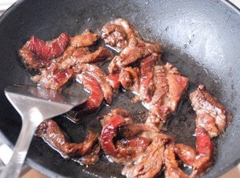 step2: 熱鑊下油，先快炒牛肉至變色，盛起備用