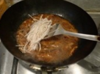 step2: 湯燒開後加入香菇和金針菇