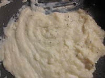 step5: 作法4.倒入牛奶邊攪邊拌,再加少許塩及胡椒粉調味即為<span class="group_5">白醬</span>,備用