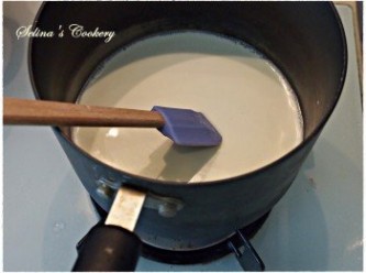 step1: 將砂糖、牛奶、淡忌廉用細火煮至糖溶熄火；