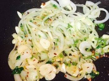 step3: 放入蒜片、乾辣椒碎（Chilli flakes）、洋蔥絲和香芹莖碎炒匀至洋蔥呈軟身。