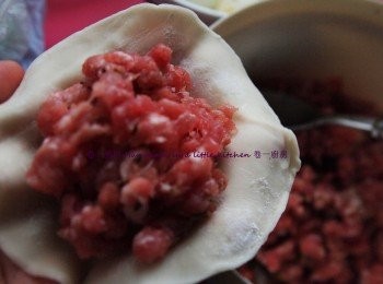 step2: 先把鵪鶉蛋放在餃子中間; 碎豬肉放在鵪鶉蛋上