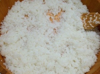 step2: 將飯和壽司醋以直切的方式拌勻,剛開始會覺的水份很多,等到一直拌到稍為冷卻之後,壽司醋會被米飯吸收