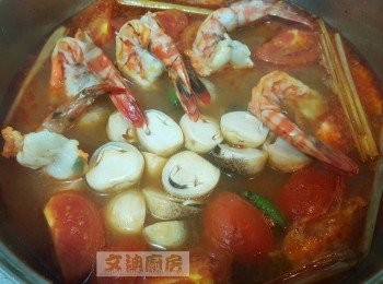 step14: 加草菇及蝦身略煮