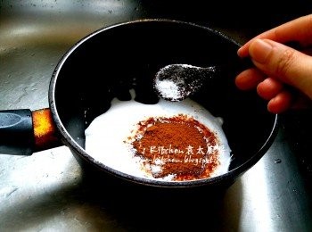 step10: 將50ml椰汁放入煲內 , 加入椰糖及少許鹽 , 用慢火慢慢拌勻煮至糖溶稠身盛起