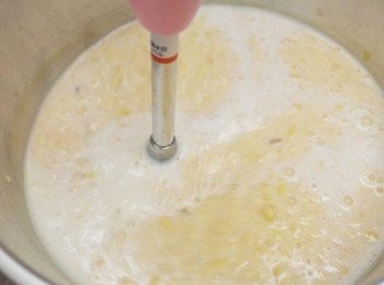 step4: 稍微滾了之後取出倒入另一容器稍微放涼!!! 拿起攪拌棒把地瓜和玉米打成泥狀~~~