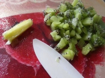 step4: 其餘3個切去中間硬芯再切粒