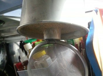 step14: 取出後倒掛至涼(起碼1小時以上)用竹籤沿邊刮一圈取出蛋糕即可