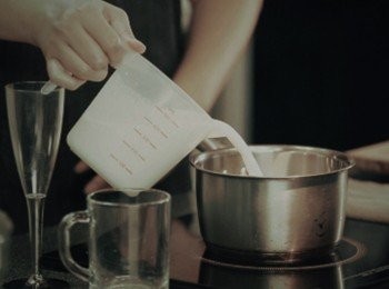 step1: 先將一片檸檬放入易潔鍋轆勻整個煲取出,這樣可減去煲中水氣及煲起來既時會增加香氣，倒牛奶入鍋中放入雲呢拿油及肉桂, 豆簆粉開中小火慢煮至煲邊微起小泡