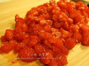 step4: 第二天，慢火將荔枝混合物加熱，同時洗淨紅桑子，切細粒（約一開八）。