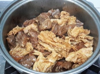 step4: 最後下枝竹拌勻，煮至枝竹變軟身即成！