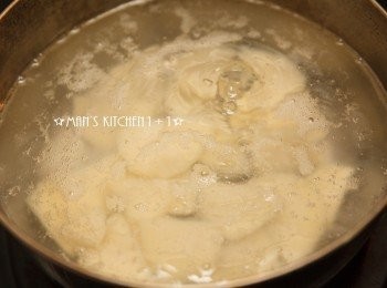 step1: 先將馬鈴薯切成4~5mm的厚片，並丟入滾水煮熟後瀝乾水份，備用。