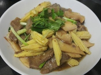 step7: 做法 :

栗米芯先用薑片, 黃酒 , 鹽少少糖出水備用 , 將豬脷及响螺片煲湯後 , 取出放涼切件 (豬脷最好冷凍 1 小時才切件 , 因煲完湯後會好焾身 , 在切件時會容易切散 , 冷凍後會實肉容易切) , 熱起油鑊爆香蒜頭, 乾蔥, 薑絲將栗米芯回鑊 , 加半碗水雞粉, 蠔油, 少少糖, 少少黃酒煮滾, 將豬脷同响螺片回鑊 , 再次煮滾後, 少少生粉水, 麻油埋芡 , 完成 .