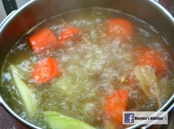 step3: 煲沸適量清水, 然後放入所有材料, 滾起後中火煲15-30分鐘, 隨後轉小火續煲二小時即成,用少許鹽調味, 隔去多餘油份即可飲用 。