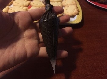 step9: 黑朱古力熱水坐溶, 或用微波爐加熱一分鐘, 放入O即袋