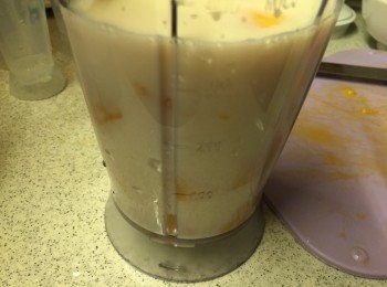 step3: 加入牛奶, 連同芒果攪拌成芒果奶昔