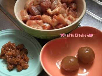 step1: 先將梅子沖洗瀝乾，準備麵豉醬，排骨先沖洗去血水，徹底瀝乾，用廚房紙印乾水份，加入醃料醃20分鐘，再加入油、生粉及水醃半小時