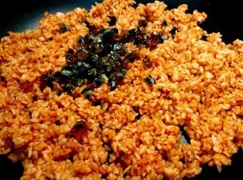 step11: 待飯均勻裹上紅色時，將步驟9的皮蛋碎放入，用鍋鏟拌炒一下。