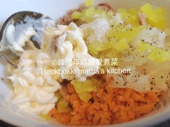 step4: 呑拿魚充分隔走水或油後與蛋黃醬呑拿魚調味材料一起拌勻試味，備用。