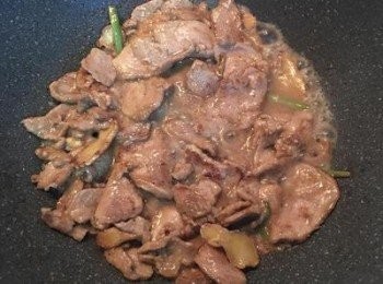 step4: 延鍋邊放米酒熗炒，