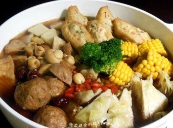 step2: 2.炒鍋加入黑麻油用小火(忌大火)爆至薑片微焦，再放入牛蒡、玉米先煮5分鐘，再加入其他食材煮熟調味，最後放入青花菜，起鍋前放入枸杞。