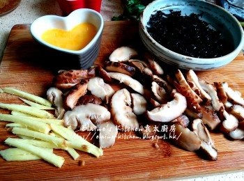 step3: 木耳絲浸水片刻 , 雞蛋打成蛋液 , 冬菇切片 , 薑去皮切絲