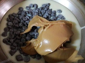 step2: 所有材料放入小鍋子中用小火加熱拌勻