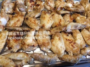 step5: 20分鐘後把<a href="https://bit.ly/3zHU5V3" target="_blank" data-keyword="雞翼" class="guide-link"><strong>雞翼</strong></a> <span style="display:inline-block;vertical-align:middle;margin-top:-3px;color:initial;border-radius:3px;padding:2px 3px;font-size:12px;line-height:14px;background:#87d300;color:#fff;">即買</span> 放在烤盤上，焗入已預熱焗爐煱大約25-30分鐘。
(焗了15分鐘後要將<a href="https://bit.ly/3zHU5V3" target="_blank" data-keyword="雞翼" class="guide-link"><strong>雞翼</strong></a> <span style="display:inline-block;vertical-align:middle;margin-top:-3px;color:initial;border-radius:3px;padding:2px 3px;font-size:12px;line-height:14px;background:#87d300;color:#fff;">即買</span> 返轉)